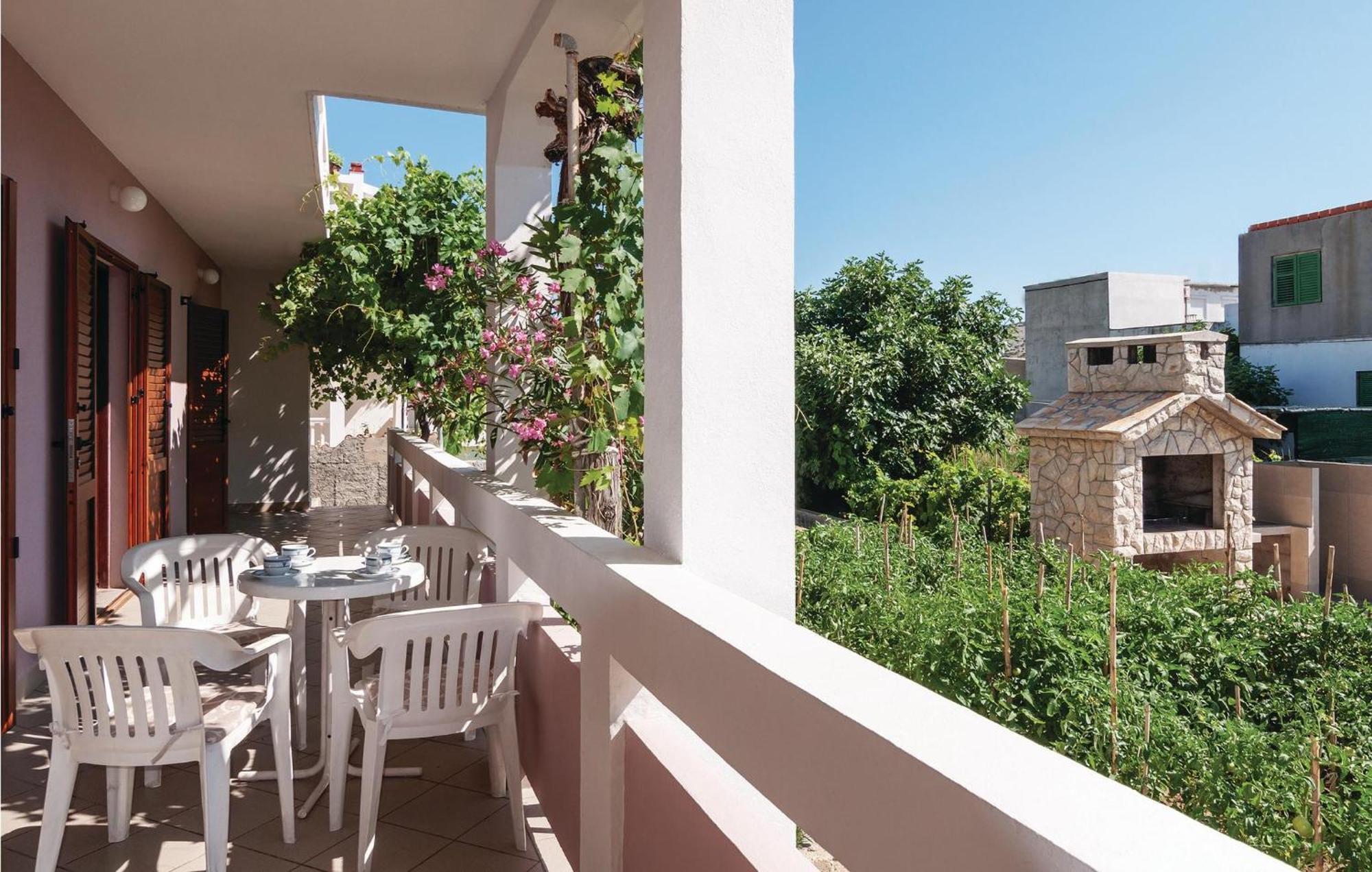 2 Bedroom Awesome Apartment In Pag パグ エクステリア 写真