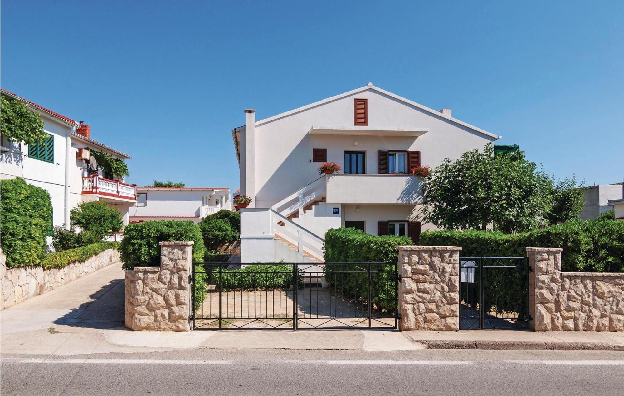 2 Bedroom Awesome Apartment In Pag パグ エクステリア 写真