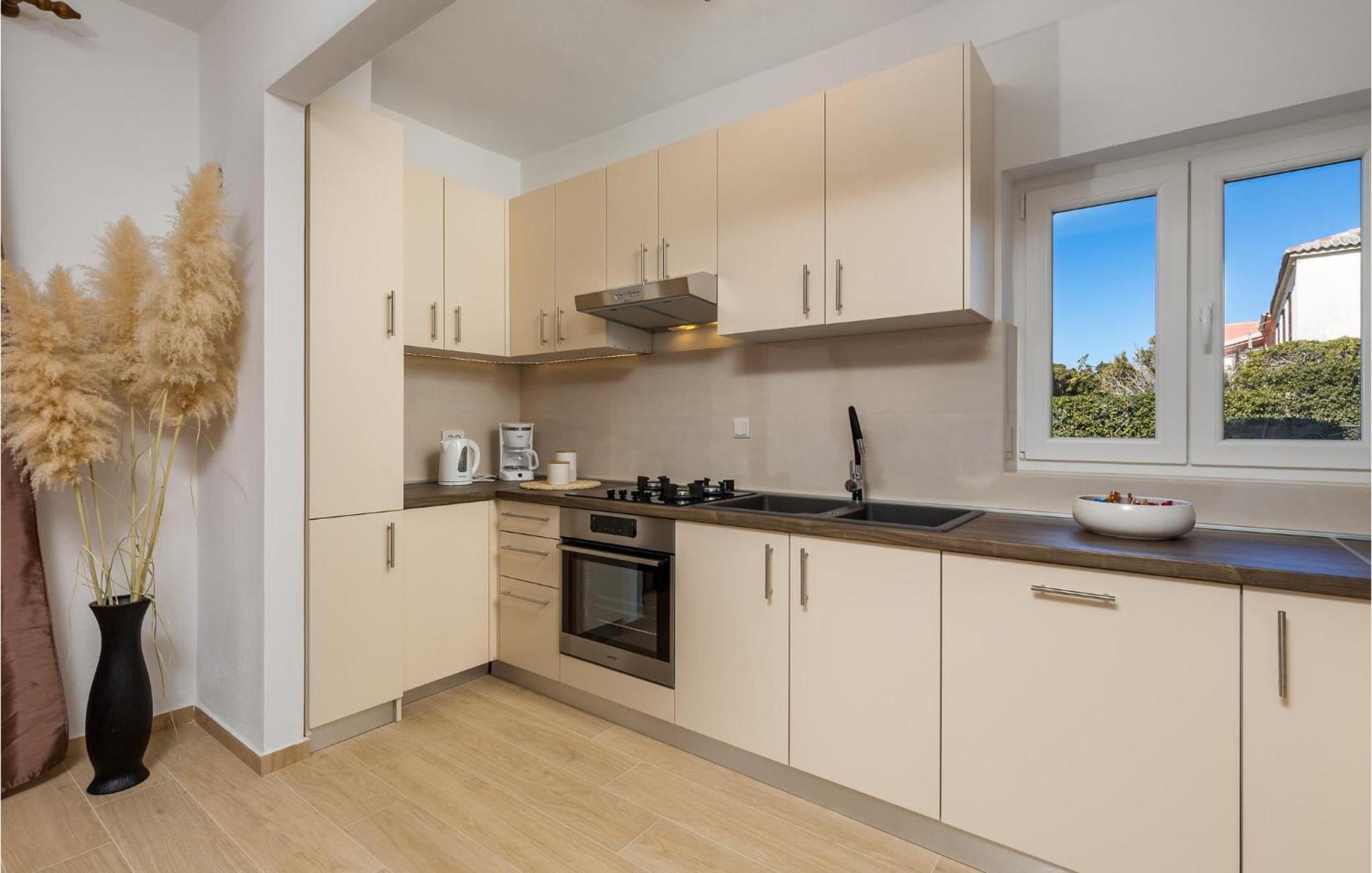 2 Bedroom Awesome Apartment In Pag パグ エクステリア 写真