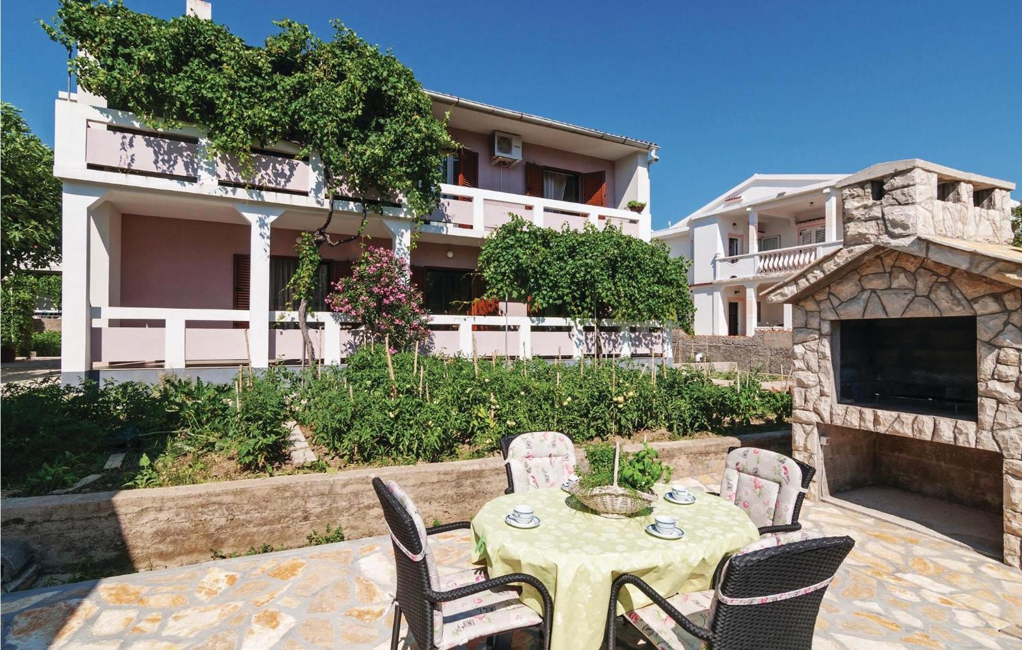 2 Bedroom Awesome Apartment In Pag パグ エクステリア 写真